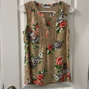 DR2 floral top